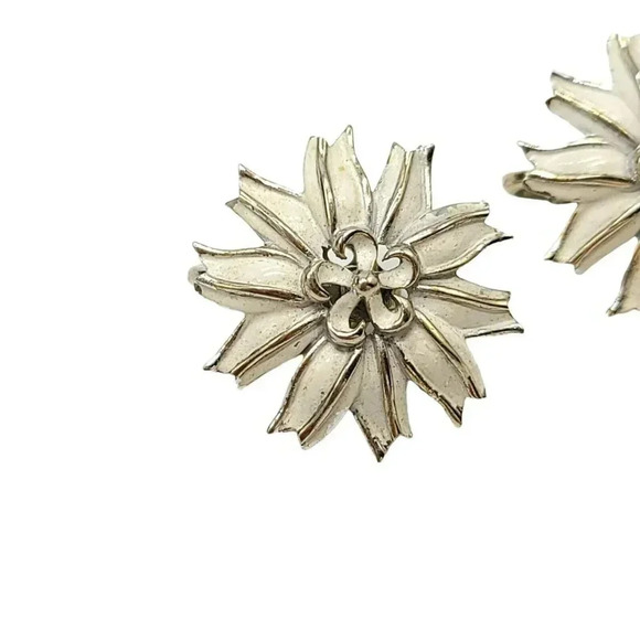 Crown Trifari White Enamel Silver Tone Flower Clip Earrings 1960s - Picture 2 of 4